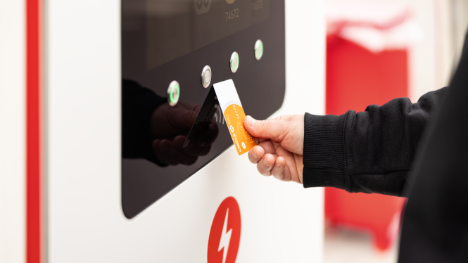 Pas wordt gescand om een elektrische laadpaal te activeren