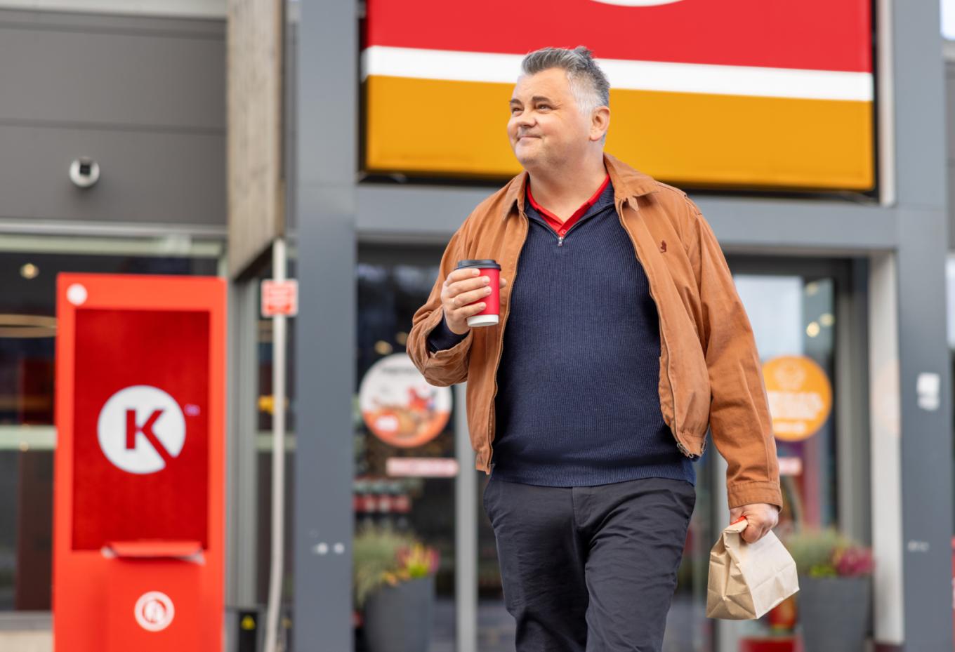 Man lopend met consumpties die hij bij Circle K heeft gehaald
