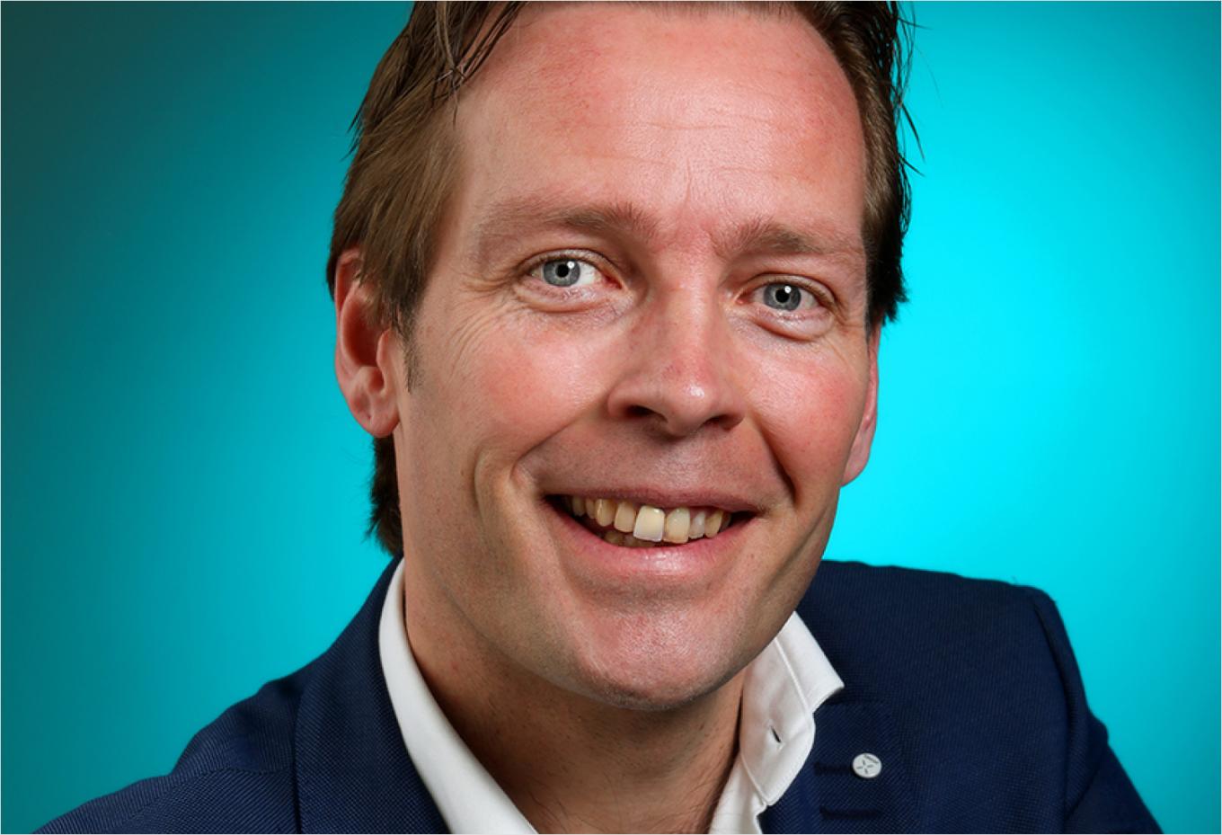Man met brede glimlach