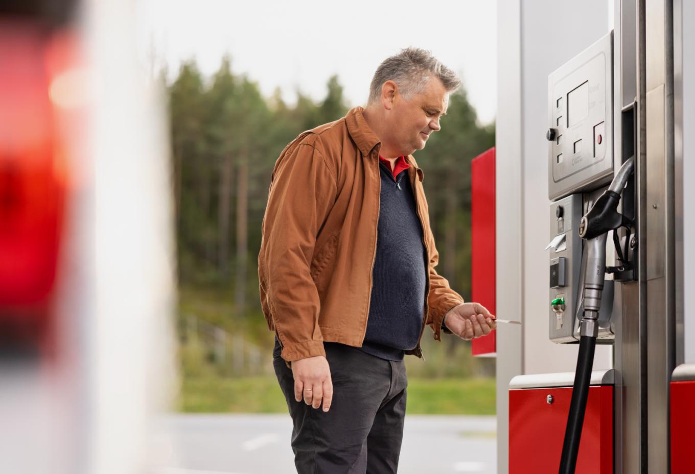 Man staat bij tankstation en wil met pas betalen