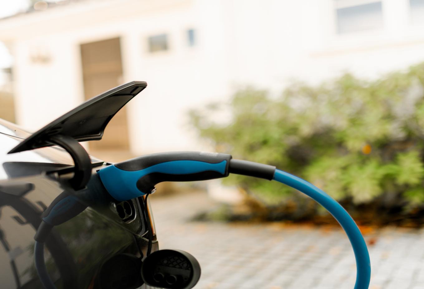 Ingezoomde foto van auto tijdens het opladen