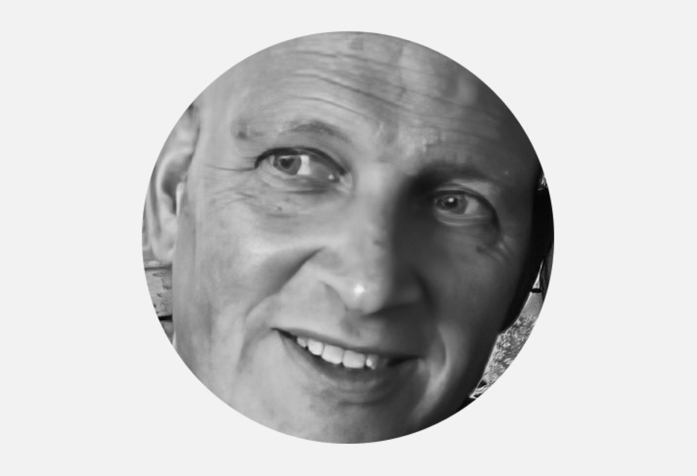 Foto van een man met een ronde omlijning