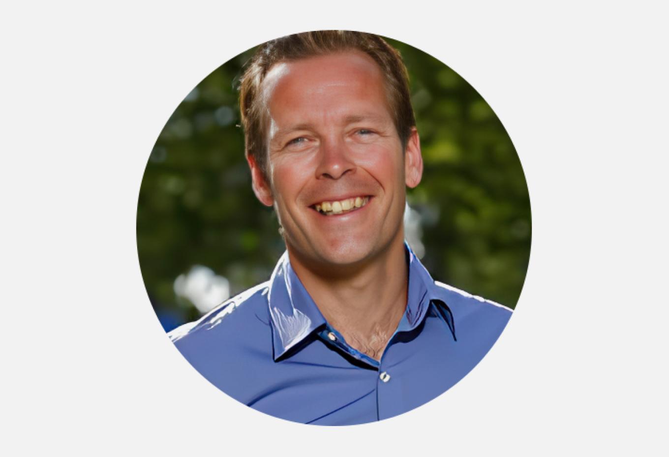 Foto van een man met een ronde omlijning