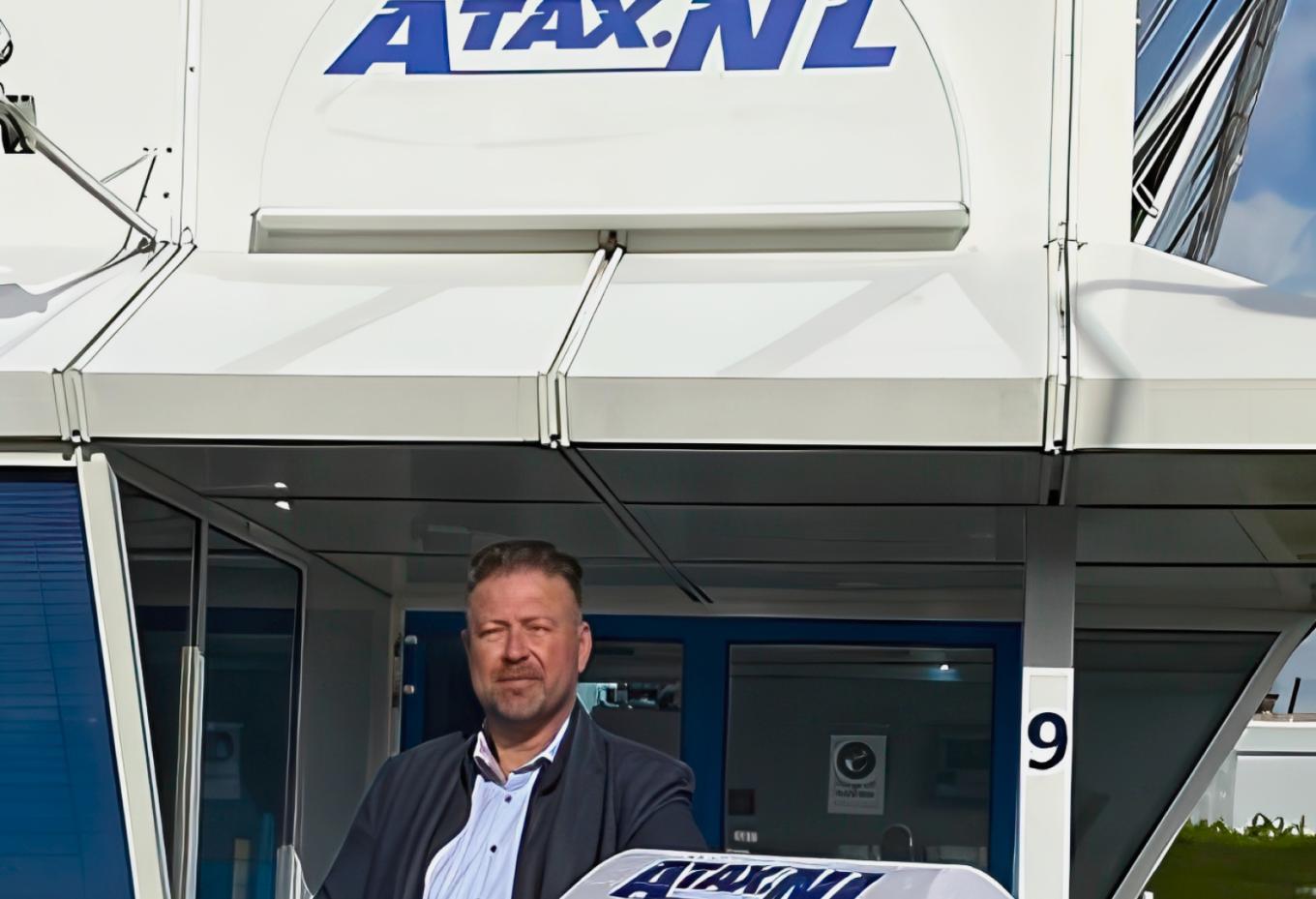 Man staand onder het Atax.nl logo