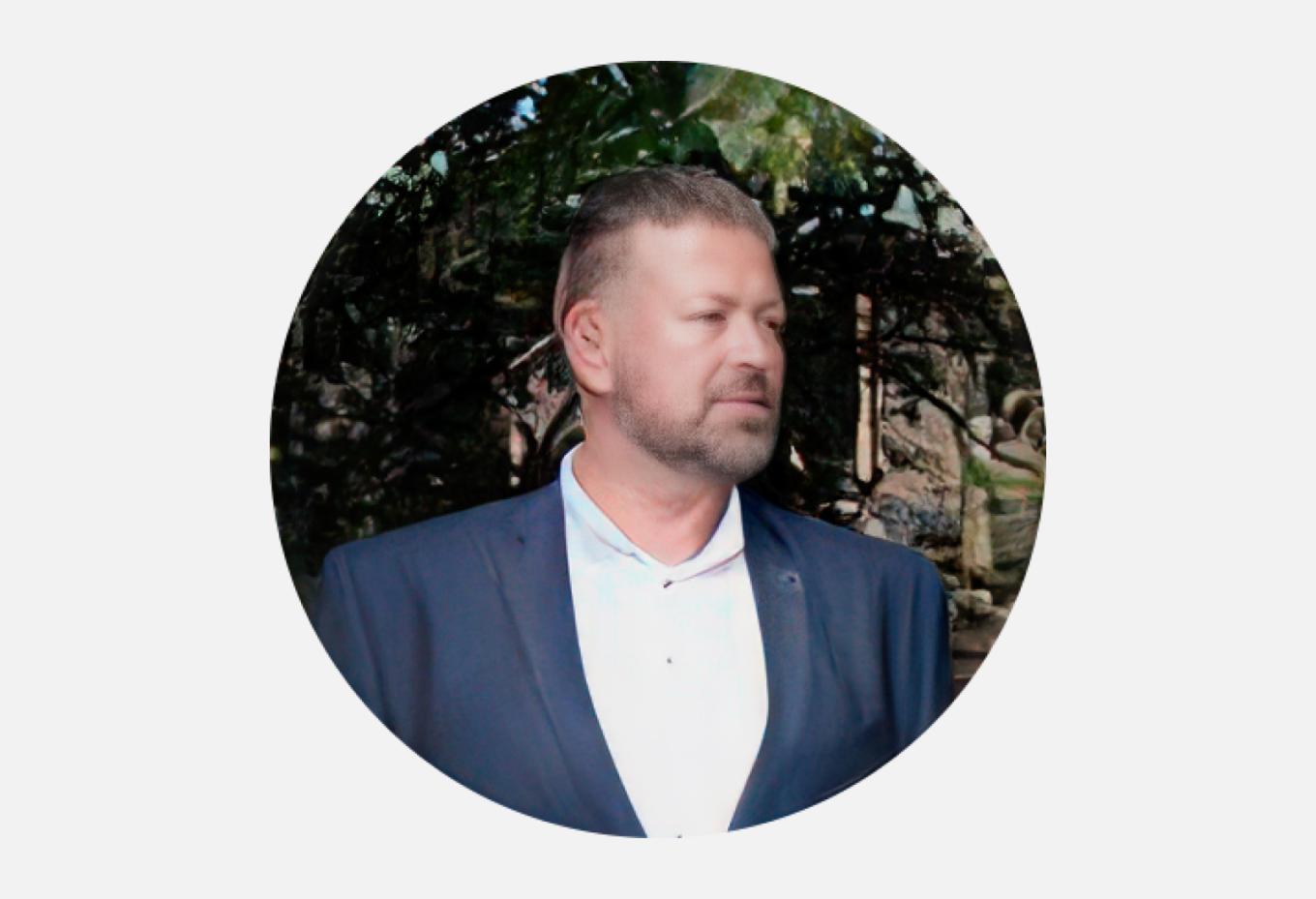 Foto van een man met een ronde omlijning