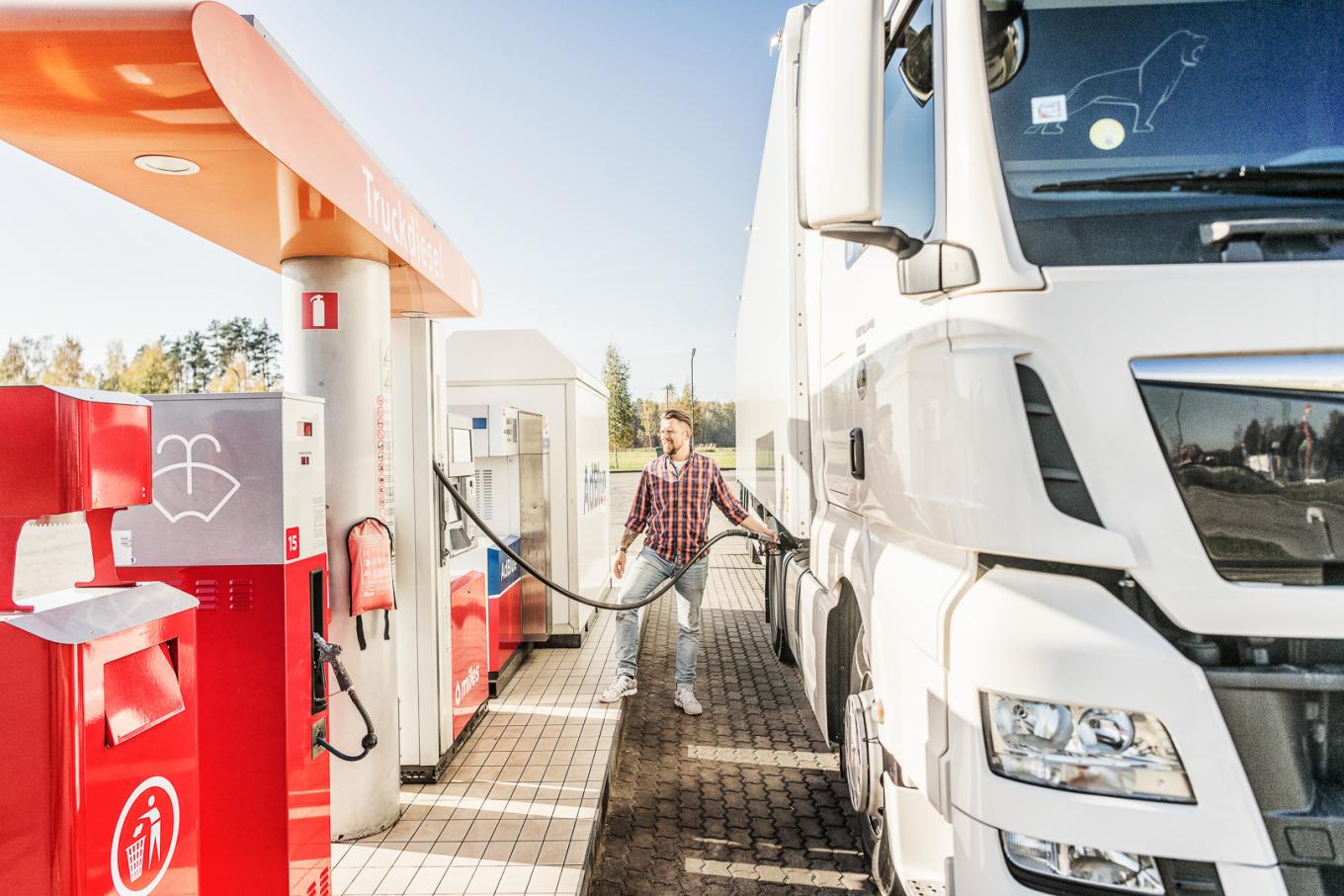 Persoon die een vrachtwagen aan het tanken is