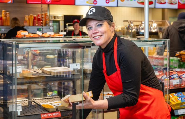 Circle K medewerker die broodjes aanvult