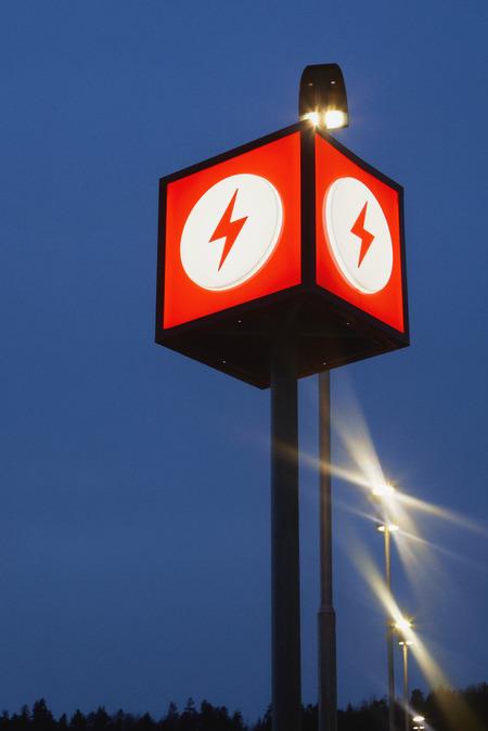 Elektrisch laden logo op paal