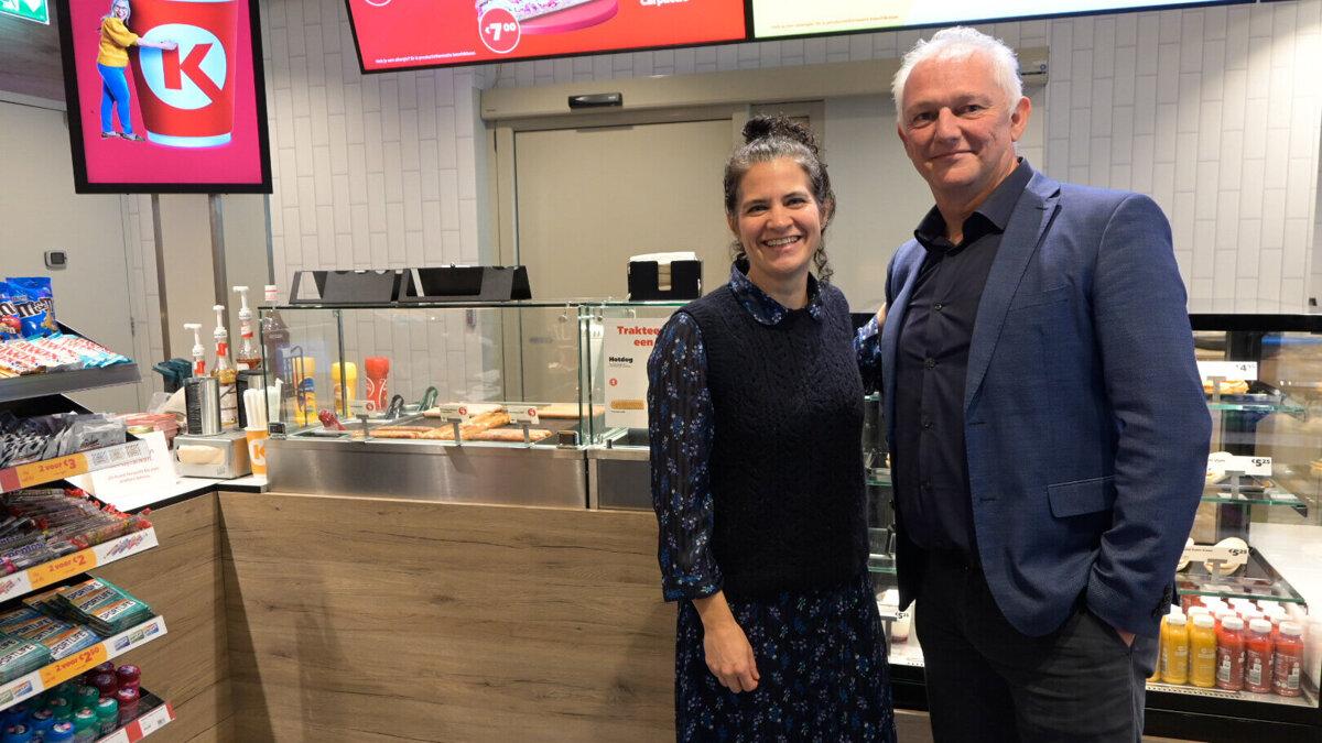 Nathalie Baras (links) en aankomende vicepresident van Circle K Nederland, Bas Overkamp