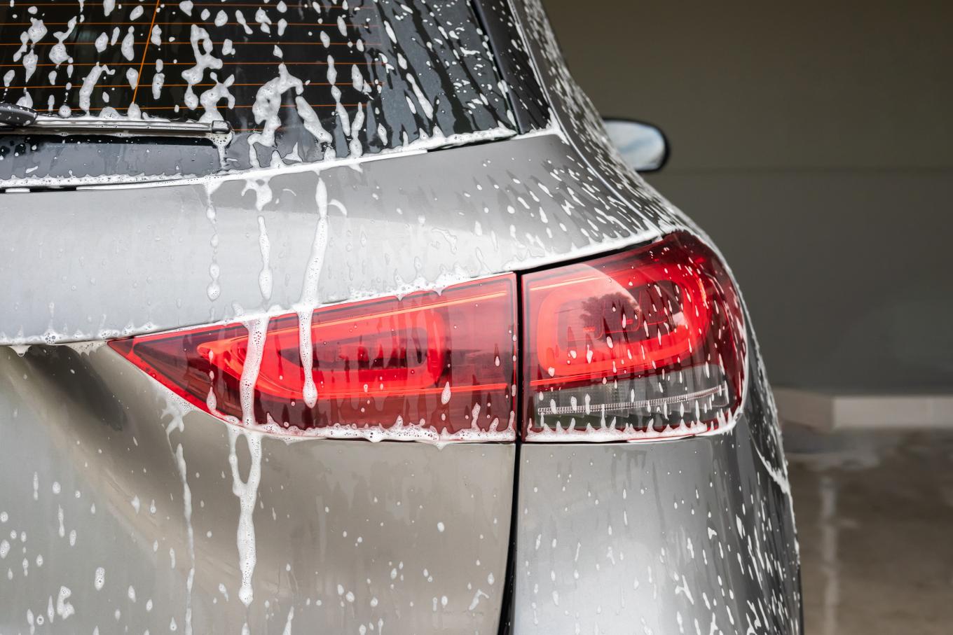 schone auto in wasstraat