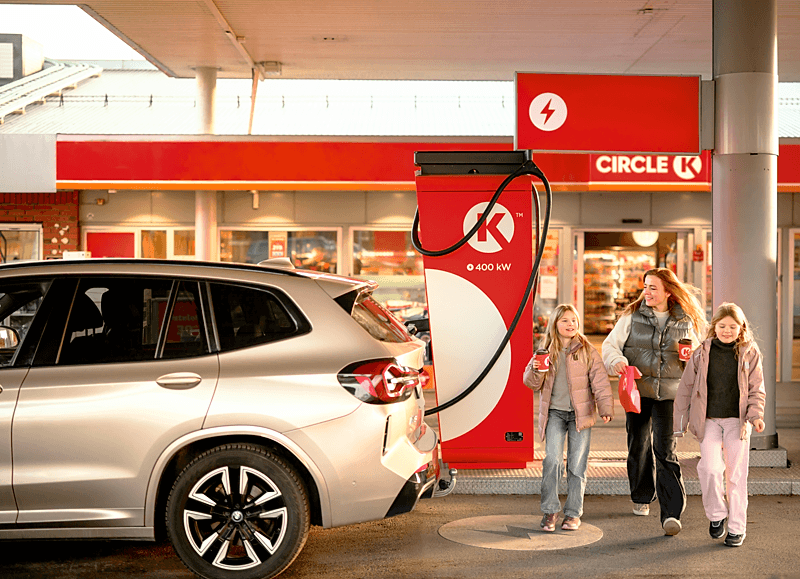 Familie loopt uit de winkel voorbij de laders