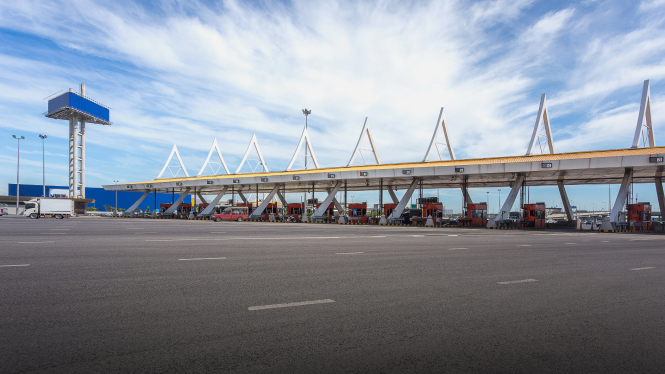 Tolstation met meerdere poorten voor verkeer op snelweg