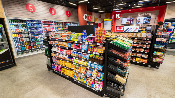 Binnenkant van een Circle K store met diverse producten