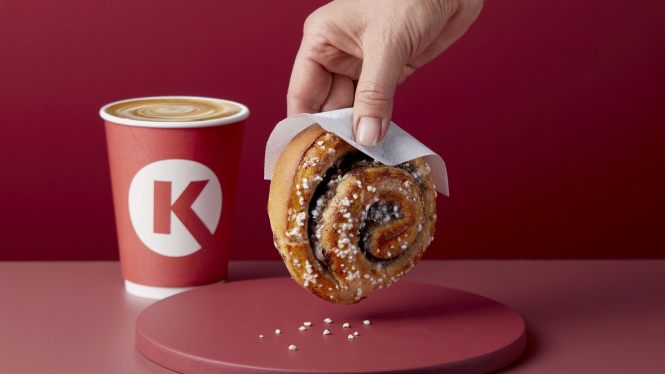 Circle K koffie en koffiebroodje voor een rode achtergrond