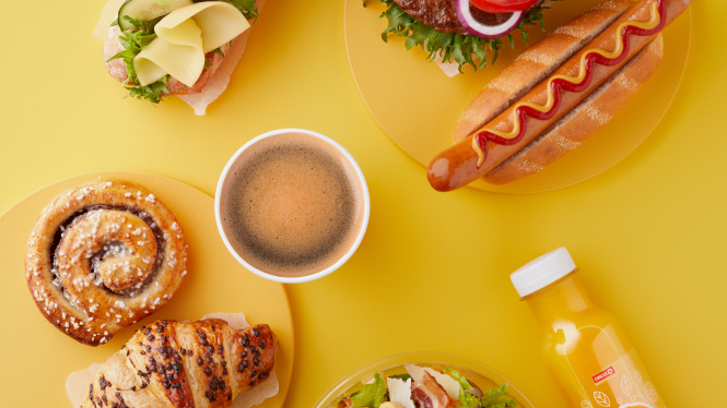 Bovenaanzicht van eten en drinken met een gele achtergrond