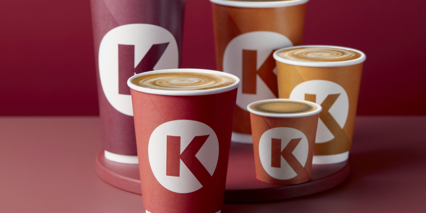 Vijf soorten koffie staand voor een rode achtergrond