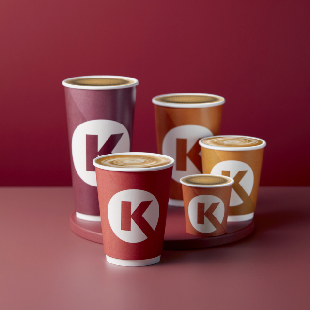 Vijf soorten koffie staand voor een rode achtergrond