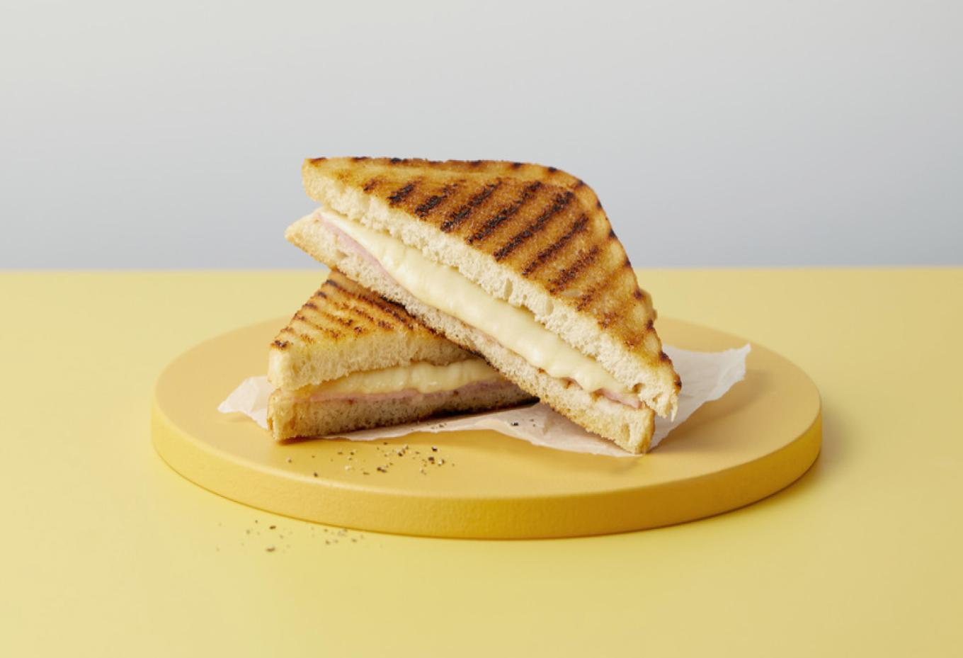 Tosti op een bord